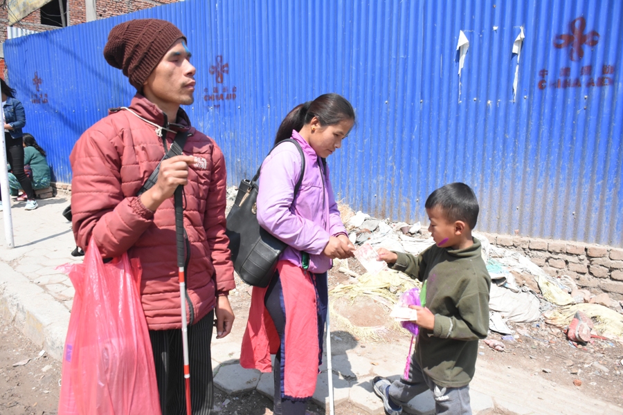दृष्टिविहीन आमाबुवाले…