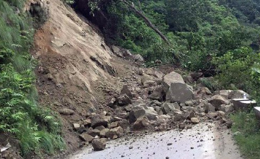 ताप्लेजुङकाे सिनाममा पहिरो : ३ दिनदेखि सडक अवरुद्ध, यात्रु मारमा
