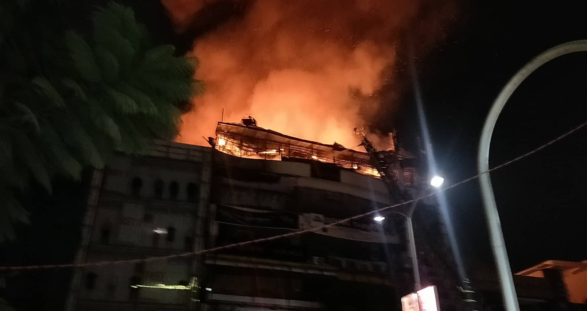 दरबारमार्गकाे भिषण आगलागी डेढ घण्टापछि नियन्त्रणमा (तस्विरसहित)
