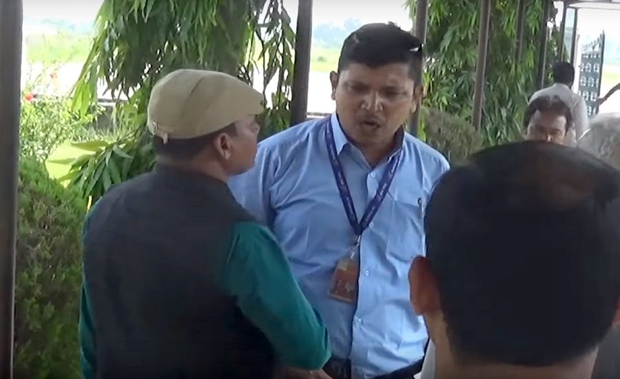 जहाज नआएको भन्दै सांसदले गरे काउन्टरमा तोडफोड