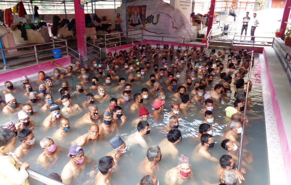 तातोपानी कुण्डमा नुहाउनेको घुइँचो