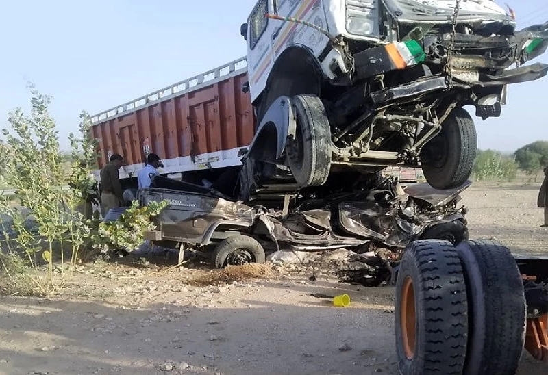 ट्रक र जीप ठोक्किँदा एकै परिवारका ११ जनाको मृत्यु