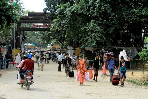 गड्डाचौकीमा भारतबाट स्वदेश फर्कने यात्रुको चाप बढ्यो