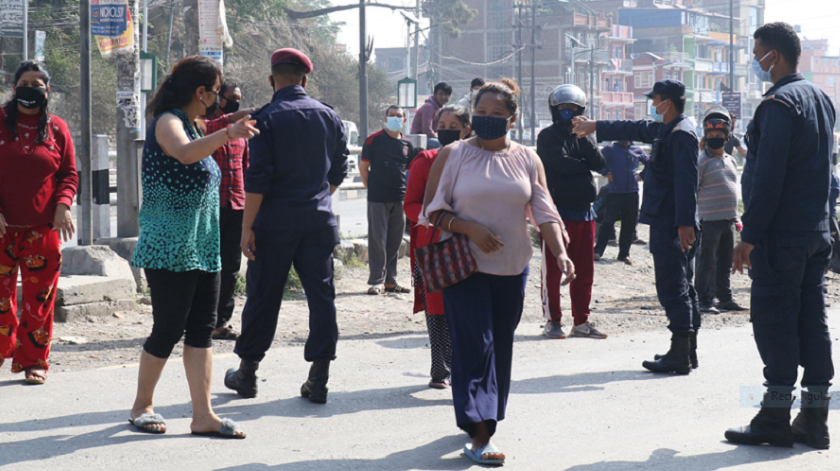 उपत्यकामा लकडाउन: प्रहरी देख्दासम्म पालना, ओझेल पर्नासाथ अवज्ञा