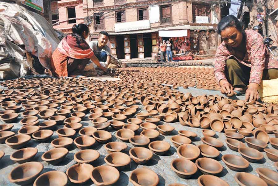 माटाका भाँडा बनाउन कुमालेलाई भ्याइनभ्याइ