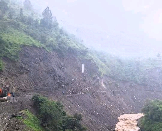 सडकमाथिबाट खसेको ढुंगा लागेर मोटरसाइकल सवार युवकको मृत्यु