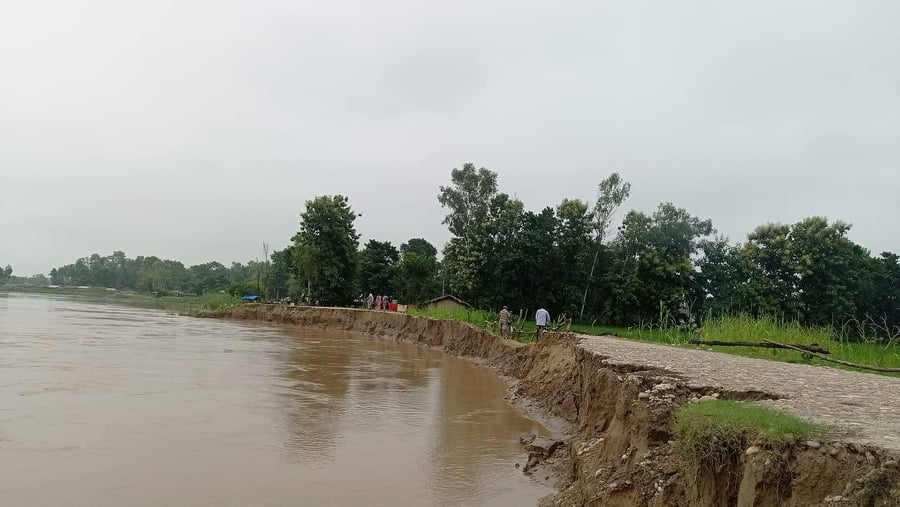 जनप्रतिनिधिले पुनःनिर्माणमा ध्यान नदिदाँ कान्द्रा नदीले हुलाकी सडक बगायो