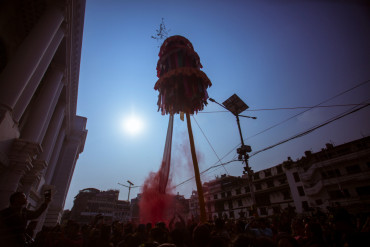 आजबाट होली सुरु,वसन्तपुरमा चीर ठड्याइयो