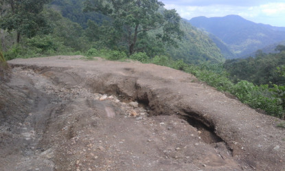 वर्षासँगै आएको पहिरोले उदयपुरको पहाडी सडक अवरुद्ध