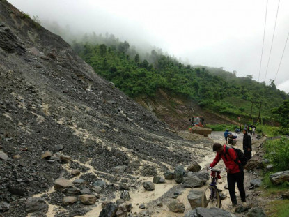 पहिरोले बेँसीशहर चामे सडक अवरुद्ध