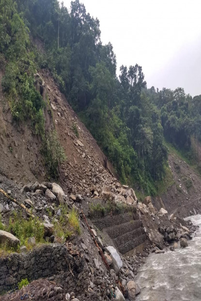 इन्द्रावती ड्याम छेउमा निरन्तर पहिरो