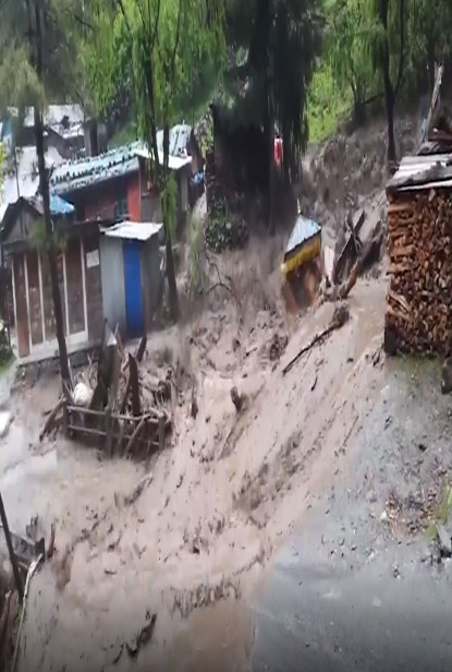 मनाङका विभिन्न विद्यालय बाढीले बगायाे : अभिभावक, शिक्षक र विद्यार्थी अन्यौलमा