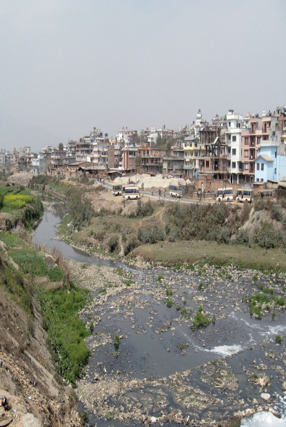 फोहाेर नउठेपछि घरघरबाट वाग्मतीमा फालिँदै डङ्गुर