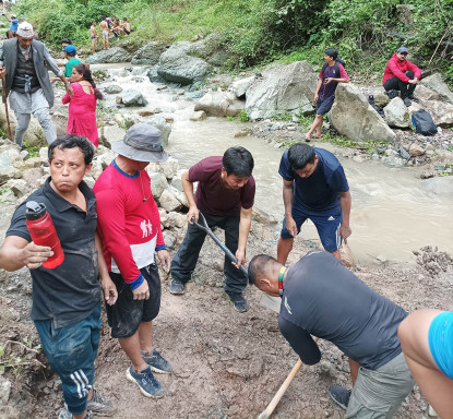 खानेपानी ल्याउन श्रमदान गर्दै धरान उपमहानर प्रमुख राई