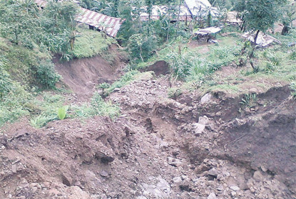 पहिरोमा पुरिएर सासु र बुहारी बेपत्ता