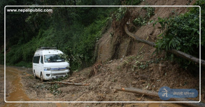 चितवनबाट काठमाडौं हिडेको माइक्रोबस पहिरोमा परेको पुष्टि, यस्तो छ अवस्था