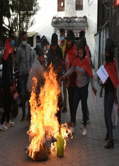 पेट्रोलियम पदार्थको मूल्यवृद्धिको विरोधमा अनेरास्ववियुले जलायो प्रधानमन्त्री देउवाको पुत्ला