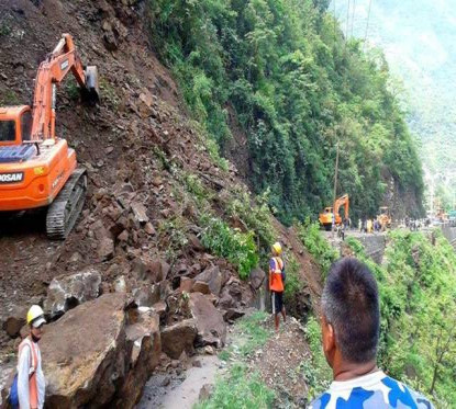 लगातारको वर्षाका कारण पहिरो खस्दा बिहानैदेखि जयपृथ्वी राजमार्ग अवरुद्ध