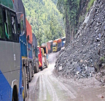 पहिरोले अबरुद्ध नागढुङ्गा–नौबिसे सडकखण्ड सञ्चालनमा