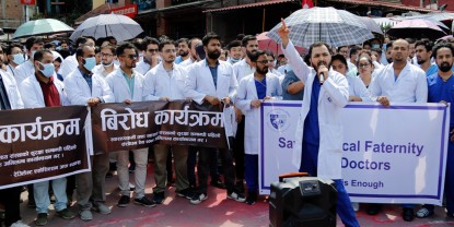 चिकित्सक कुटिएको विरोधमा काठमाडौँमा प्रदर्शन