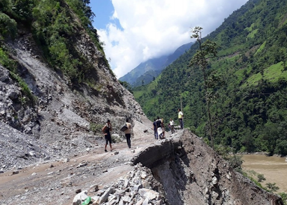 खुल्याे पहिरोले अवरुद्ध भएको भीमदत्त राजमार्ग