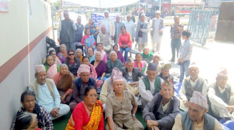 वैवाहिक जीवनको २५औँ वर्ष पार गरेका एक दम्पतीले गरे वृद्धाश्रमलाई सहयोग