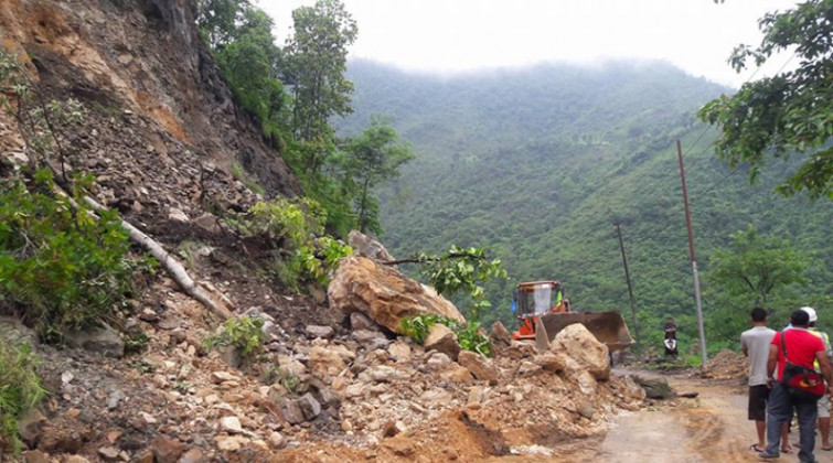 सडक भासिँदा जयपृथ्वी राजमार्ग बिहानैदेखि अवरुद्ध