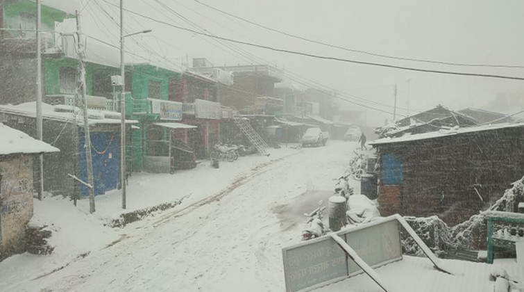 हिमपातका कारण सुदूरपश्चिमका पहाडी जिल्ला जोड्ने भीमदत्त राजमार्ग अवरुद्ध