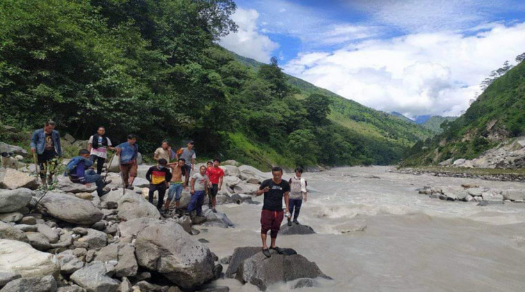 साँघु तर्ने क्रममा नदीमा खसेर दुई बेपत्ता