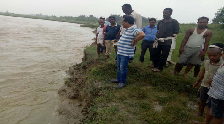 बलान नदीले कटान गर्न थालेपछि स्थानीयवासीमा चिन्ता