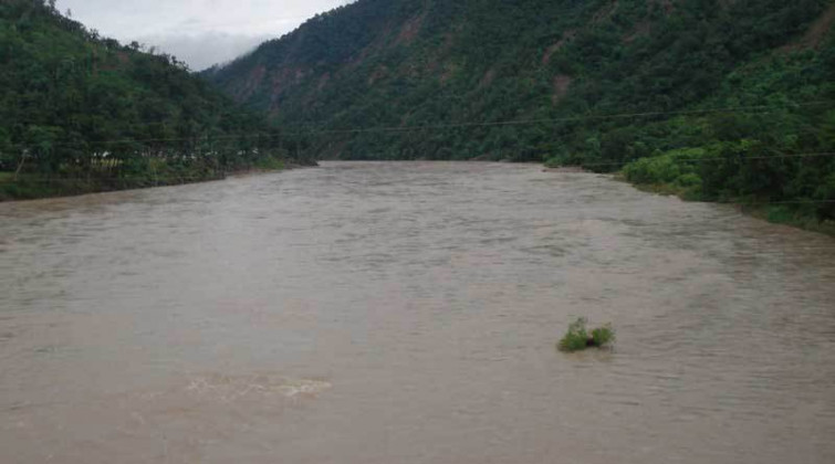 भेटियाे आठ दिन अघि कैलालीको कर्णाली नदीमा भएको डुङ्गा दुर्घटनामा बेपत्ता महिलाकाे शव