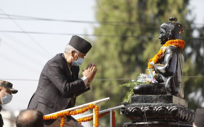 नेपाल संवतः प्रम देउवाद्धारा राष्ट्रिय विभूति साख्वाःको प्रतिमामा माल्यार्पण 