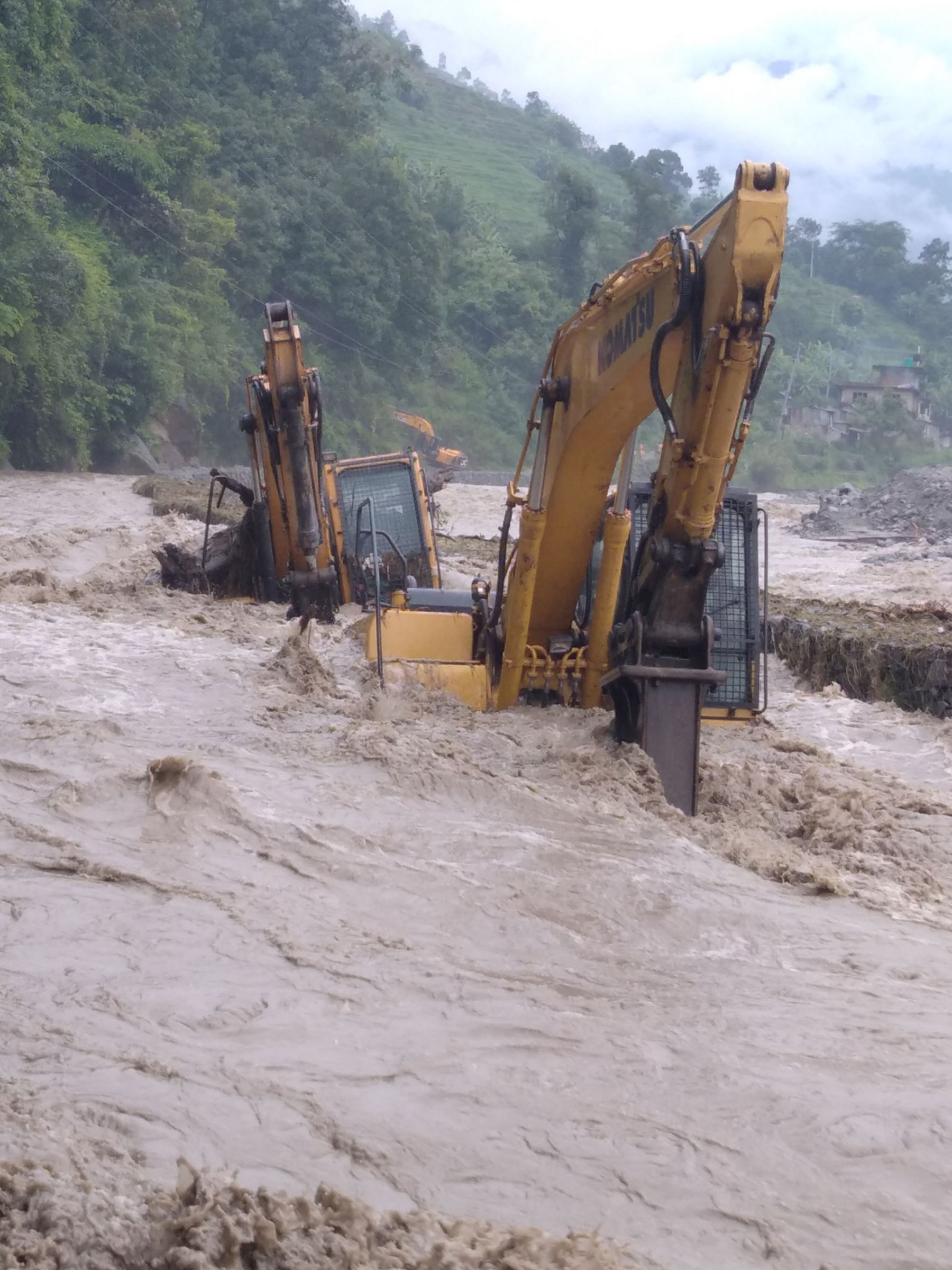 बाढीले मेलम्ची–हेलम्बु सडकखण्ड अवरुद्ध