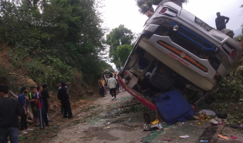 बाजुरा गइरहेको बस डोटीमा दुर्घटना