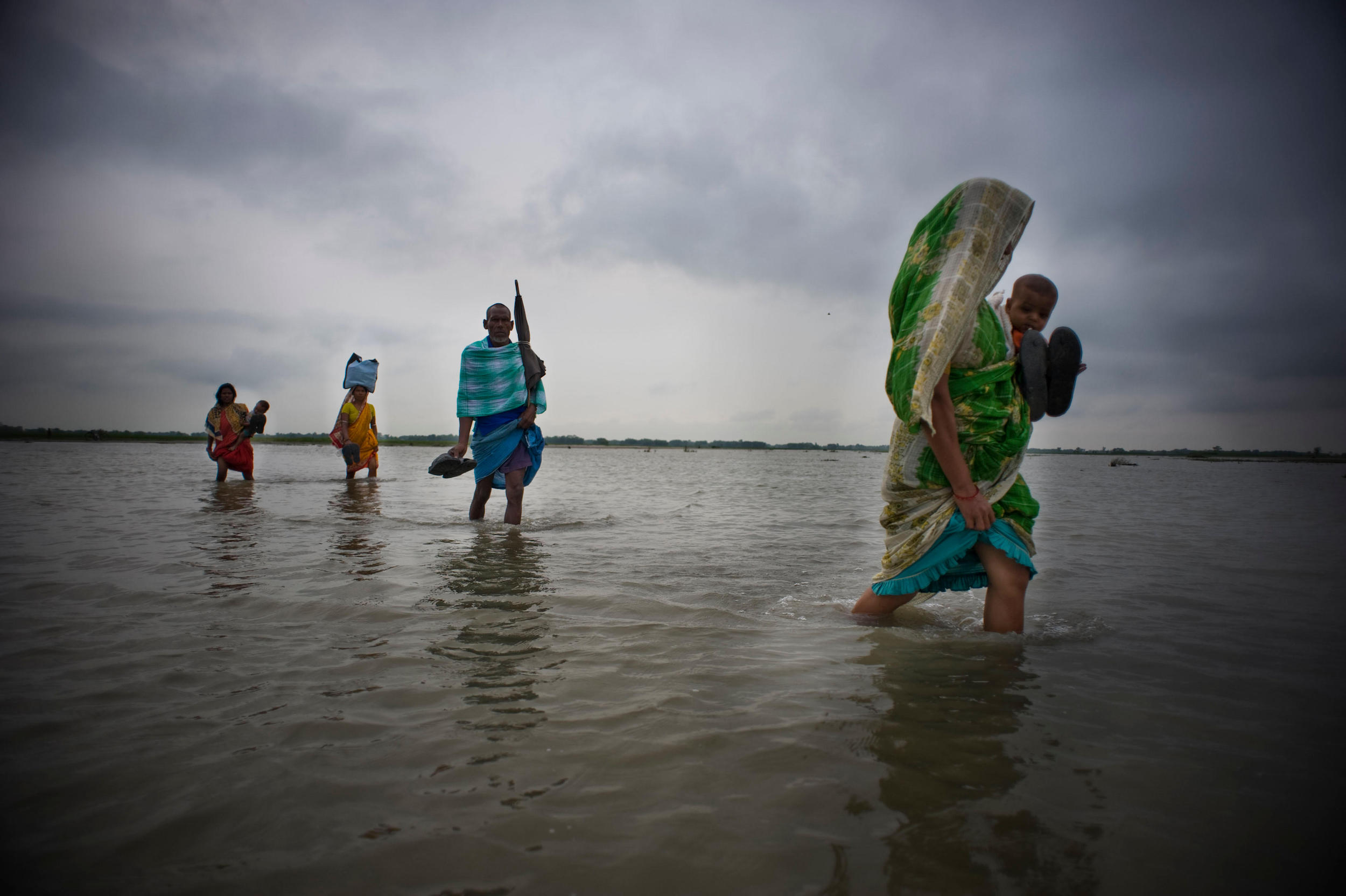 भोकभोकै बसिरहेका छन् कोशी टप्पुका बाढीपीडित, स्थानिय प्रशासन भन्छ – समन्वय गर्दैछाै