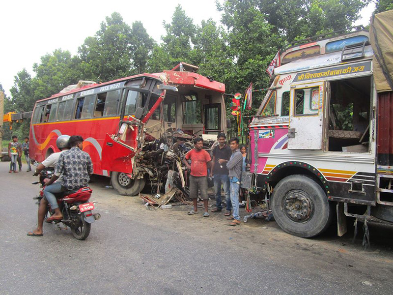 बस र ट्रक एकआपसमा ठोक्किँदा तीन जनाको मृत्यु, २४ घाइते