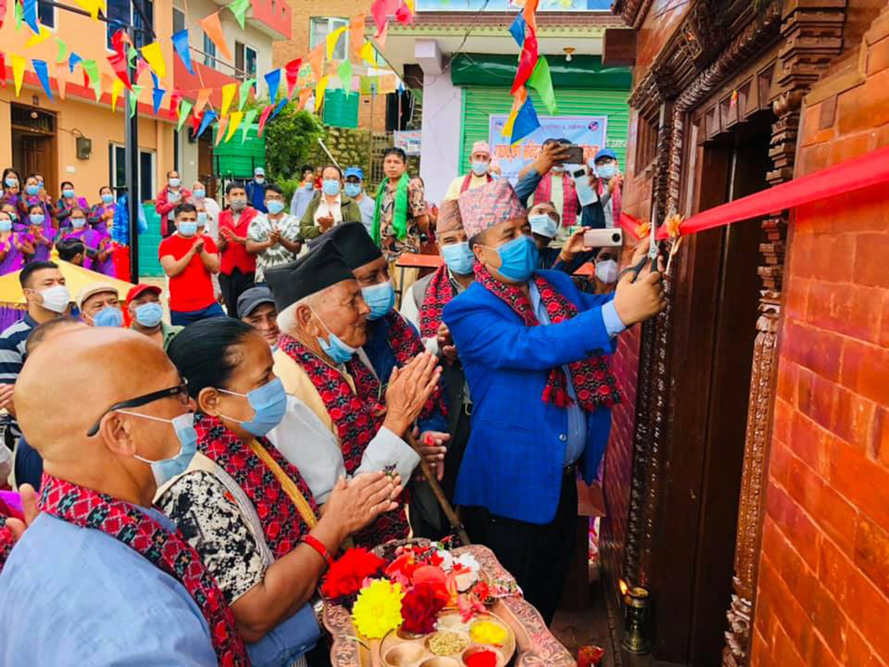 २०० वर्ष पुरानाे मन्दिरको पुनर्निर्माणपछि सांसद महेश बस्नेतद्धारा उद्घाटन