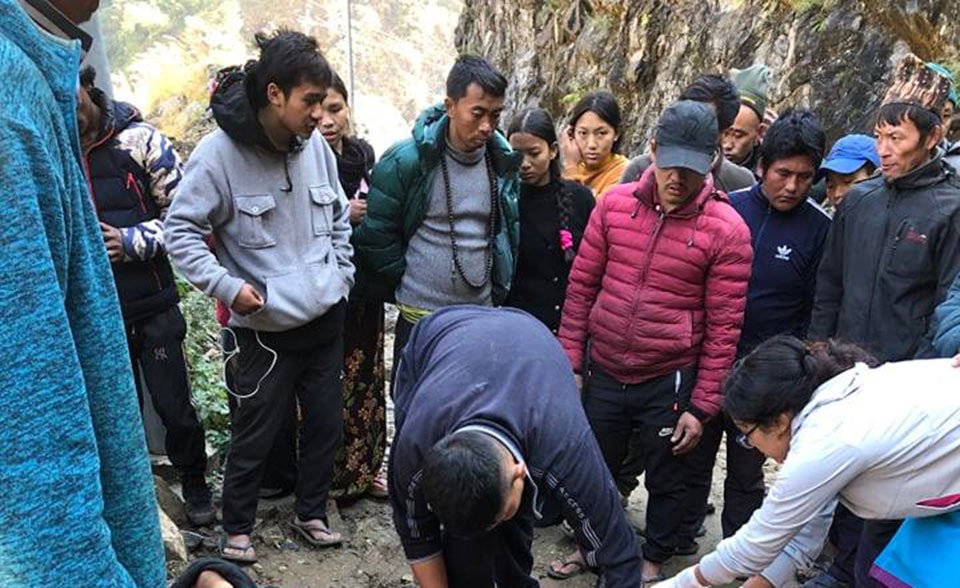 ट्रक दुर्घटनामा २ जनाको मृत्यु, घाइते ४ लाई हेलिकप्टरमार्फत काठमाडौं पठाउने तयारी