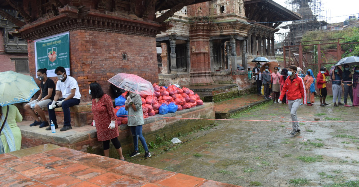 ‘सक्नेले दिऔं, नहुनेले लिऔं’ भन्दै आधार नेपालले फुड बैंकद्वारा खाद्यान्न बाँड्यो