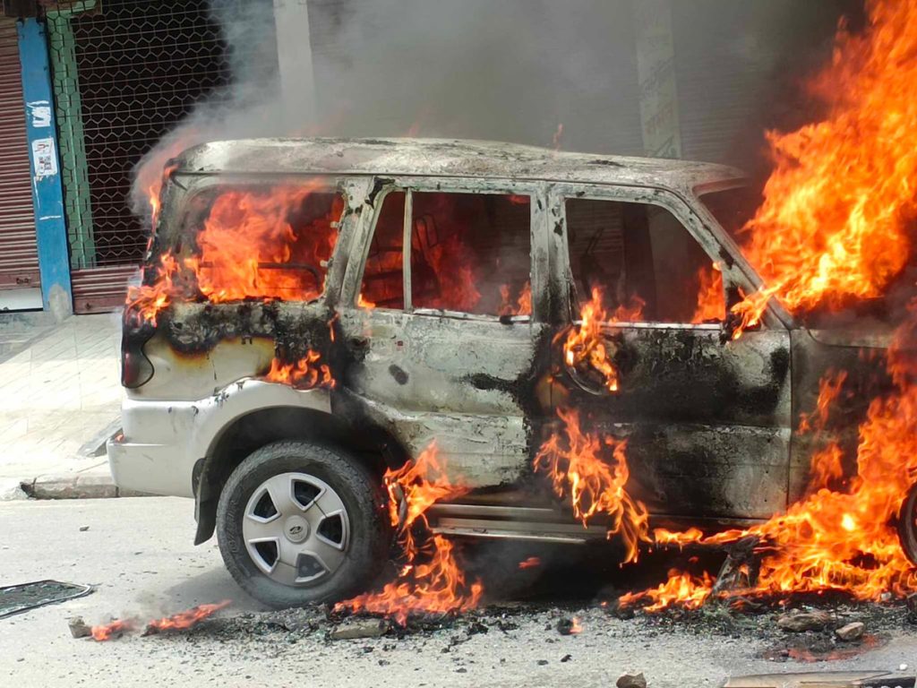 रंगेलीमा विद्यार्थीले यसकारण जलाए सरकारी गाडी