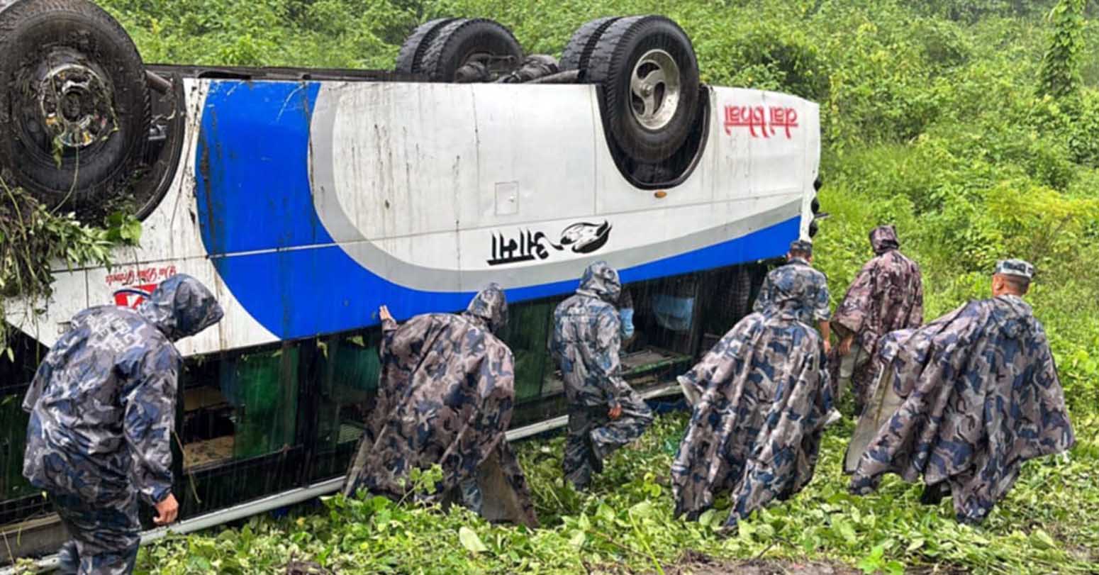 बारामा यात्रु बस दुर्घटना, सात यात्रु घाइते 