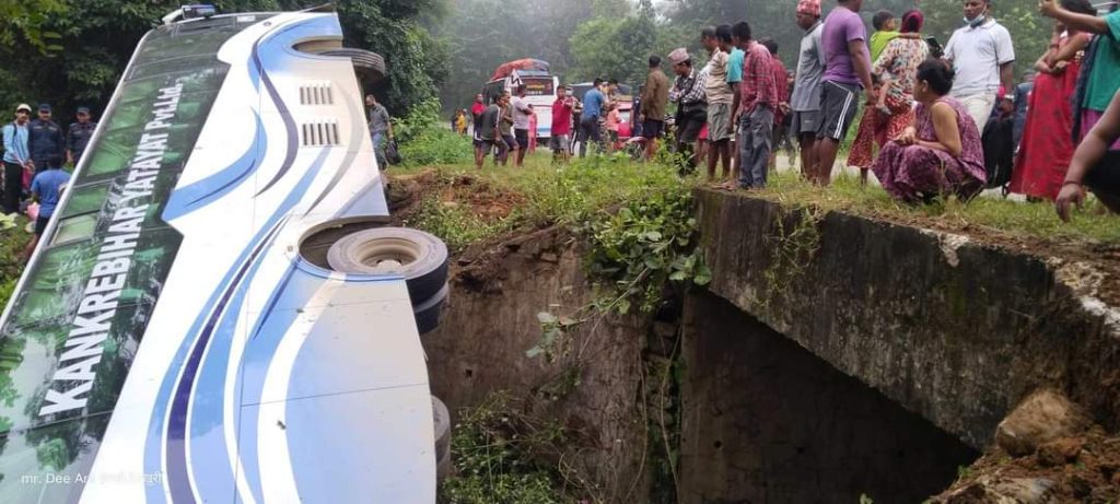 यात्रुवाहक रात्रिबस दुर्घटना, २५ बढी यात्रु घाइते