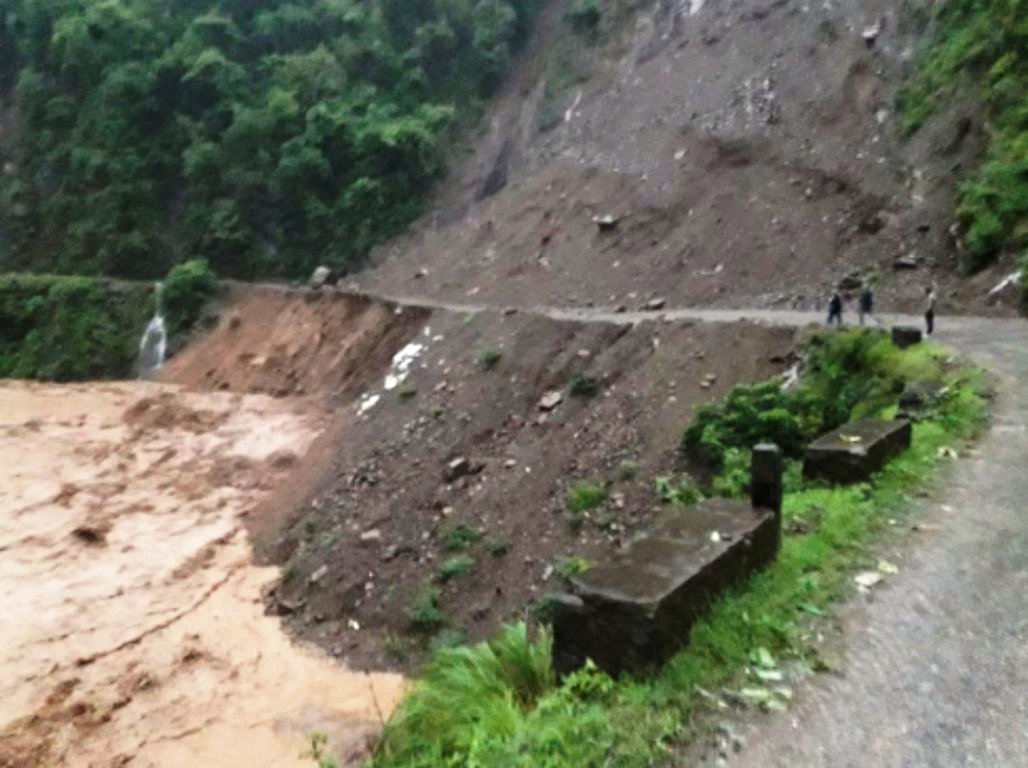 पहिराले अवरुद्ध हेलम्बु राजमार्ग खुल्यो