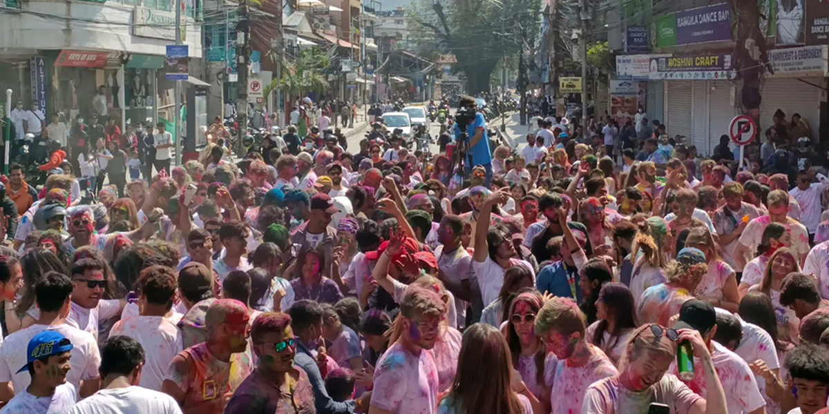 लेकसाइडमा होली मनाउँदै रमाए विदेशी पर्यटक