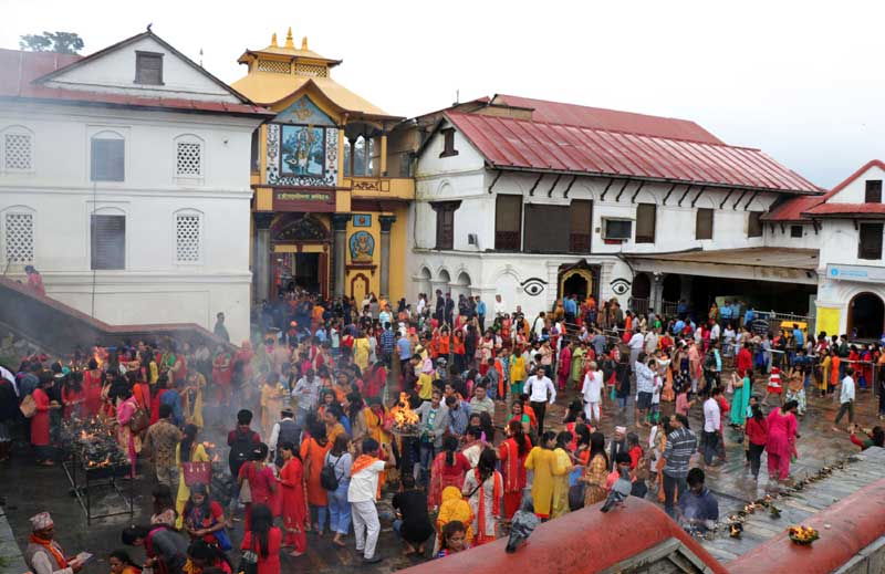 शिवजीको पूजा–आराधना गरि आज महाशिवरात्रि पर्व मनाइँदै