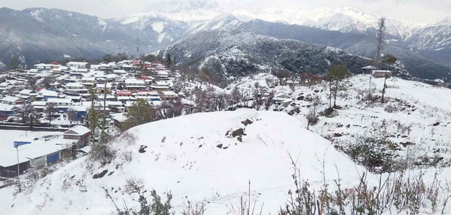 दार्चुलामा २ दिनदेखि हिमपातः जनजीवन कष्टकर, हिउँ पगालेर पानी खानुपर्ने बाध्यता