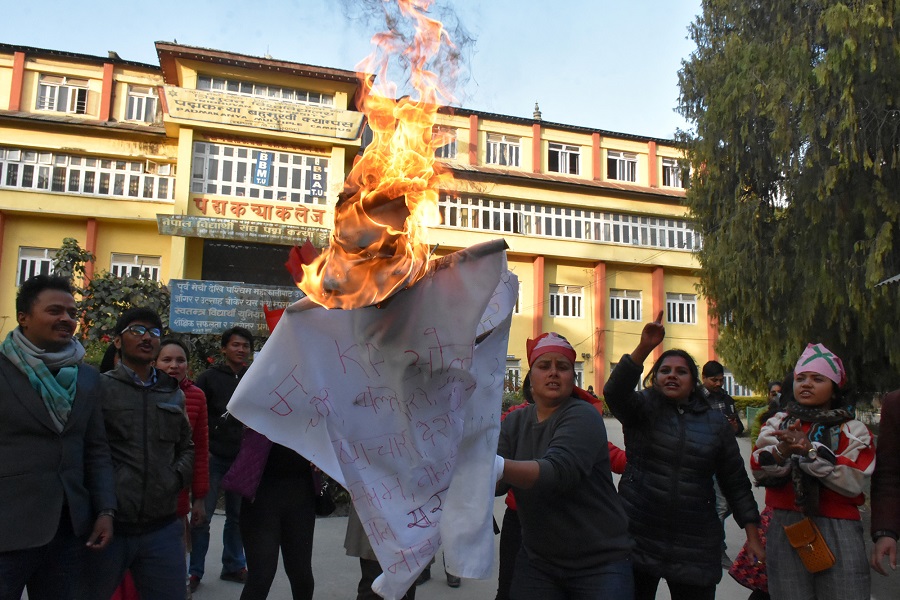 पद्मकन्या क्याम्पसमा नेविसंघ विद्यार्थीद्वारा प्रधानमन्त्रीको पुत्ला दहन (फोटो फिचर)