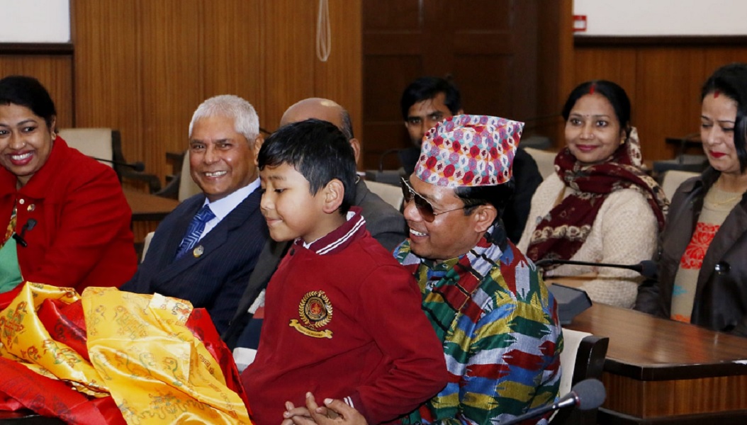 कांग्रेस प्रवक्ताको प्रश्न, ‘शपथपछि रेशम स्वतः निलम्बित हुन्छन् कि हुन्नन्?’