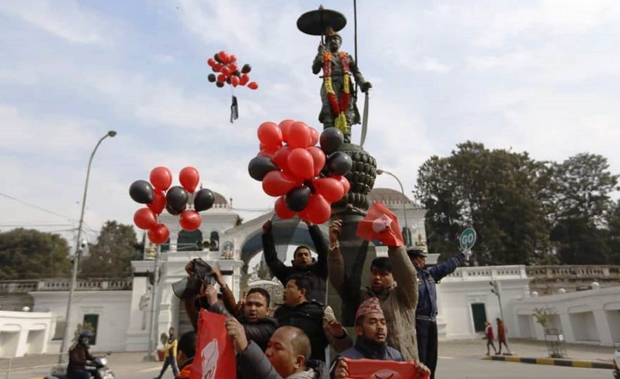 नेविसंघद्वारा कालो ब्यानरसहितको बेलुन उडाएर सरकारको विरोध