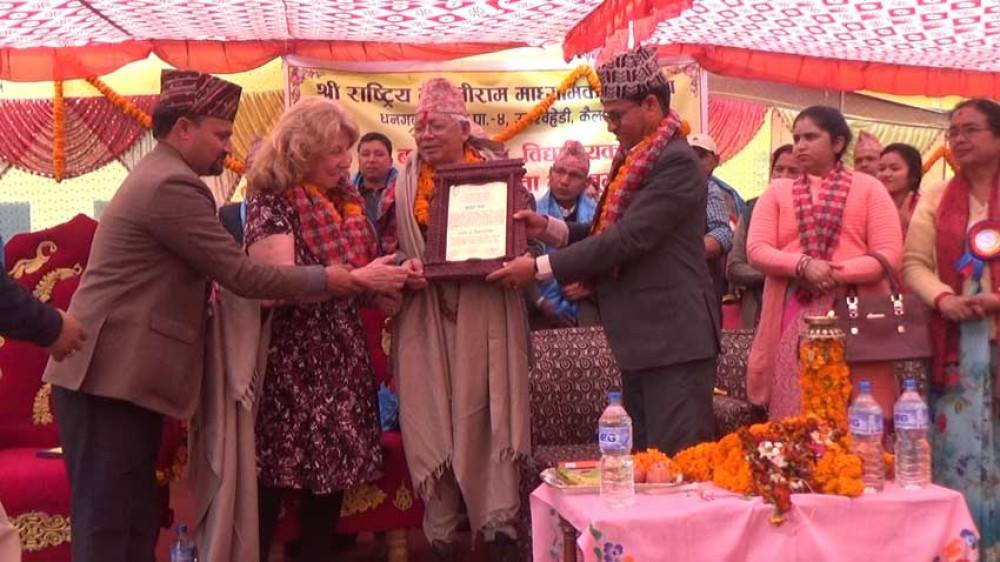 विद्यालयलाई ७० लाख सहयोग गर्ने डा. जोशीलाई धनगढीमा अभिनन्दन